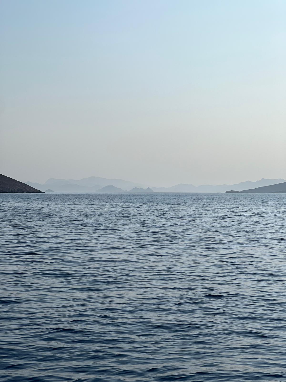 Ruhiges Mittelmeer mit Inseln am Horizont